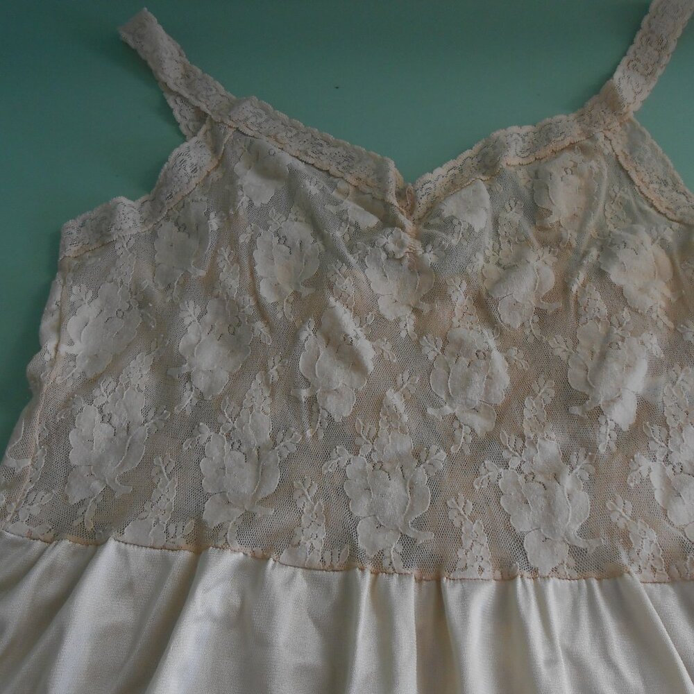 Vintage VANITY FAIR Antron III FULL SLIP SIZE 34 LACE TRIM Adjustable USA